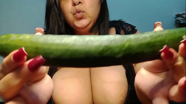 Safada gozou com seus legumes