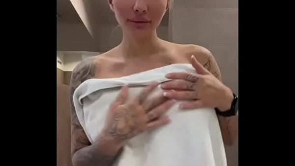 Nonton Dropping Them In Public Is So Exciting thumbnail