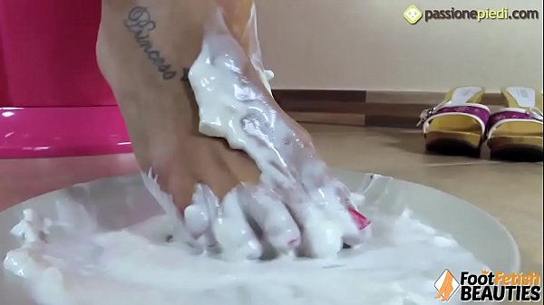 Play MP4 - Barefoot brunette covers her feet in sweet cream
