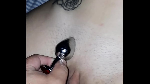 Brincando com plug anal 
