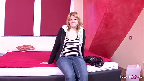 Play MP4 - Sch&uuml;chterne Jungfrau Studentin nach der Uni von alten Sack f&uuml;r Sex bezahlt