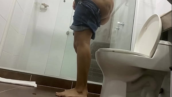 Play MP4 - CAMARA OCULTA EN BA&Ntilde;O PUBLICO Y CHICA CULONA MEANDO&comma; MUY SEXY