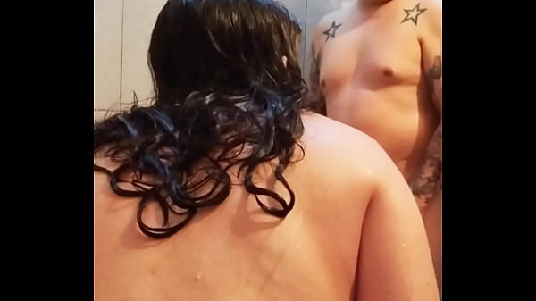El mejor amigo de mi esposo me sorprendi&oacute; y se meti&oacute; a la ducha conmigo me puso a mamarle la verga y me ech&oacute; su leche en la cara 