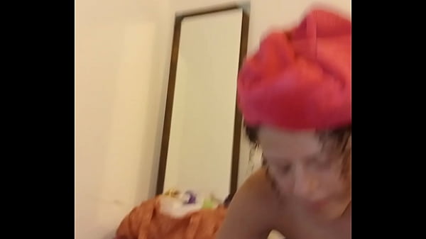 La_niñera_se estaba bañando cuando me la_empezó_a chupar