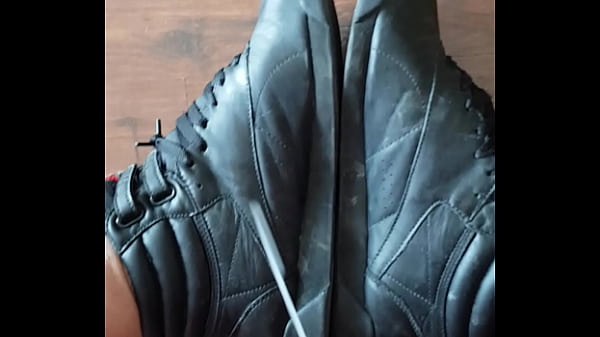 Se masturba con sus botitas Reebok Freestyle puestas