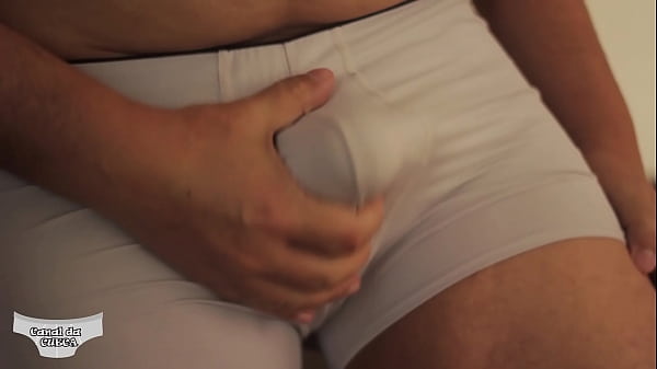 Socando uma bronha de Cueca Branca 