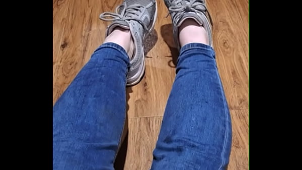 Nonton Running Shoes Tease thumbnail