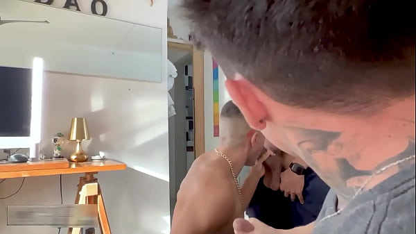 Play MP4 - Tomando leite do amigo h&eacute;tero&period; - Parte I