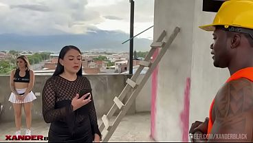 Alba&ntilde;il BBC se coge a dos bellas jovencitas latinas en la terraza 
