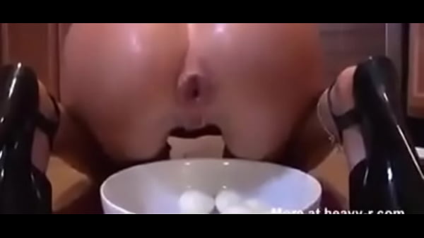 Galinha botando ovos