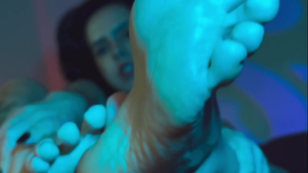 Run_Your Tongue Along The Curves Of_My Pretty Feet