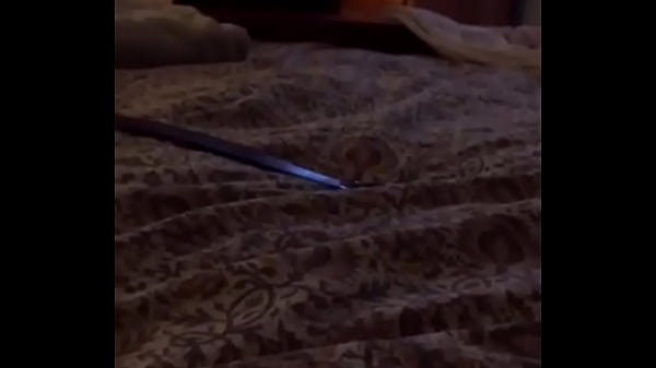 Pendejo enseña las tetas de_su mujer