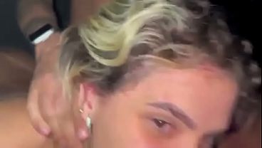 Dupla Safada: Eu E Minha Amiga De Quatro Levando Rola Dos Dois Machos, Depois Boquete Duplo At&eacute; A Garganta Doer... Revezamos Cavalgando Forte. No Final Me Levaram Pra Ponte E Sentei Sozinha Na Pika thumbnail