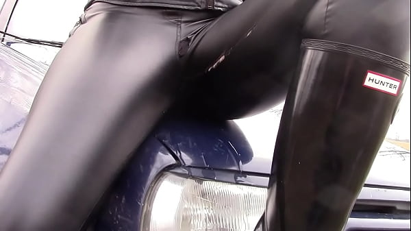 Milf Angela And Pee In Leatherette Leggings thumbnail