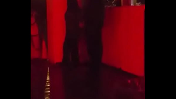 Casal se pegando na Boate