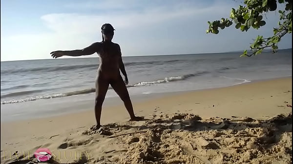 Elvie slutty se fait baiser &agrave; la plage c'est romantique partie 4