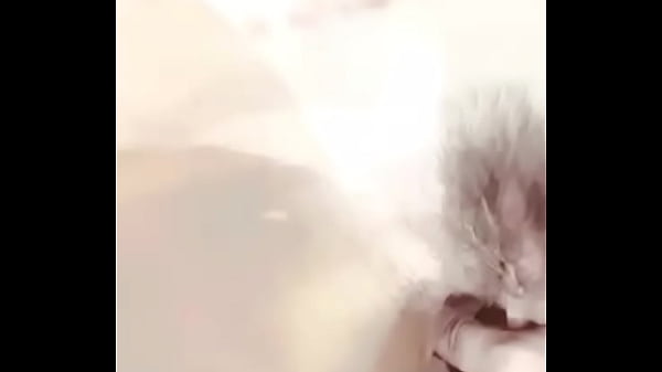 Loirinha geme enquanto &eacute; rasgada