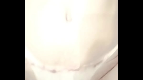 Loirinha geme enquanto &eacute; rasgada