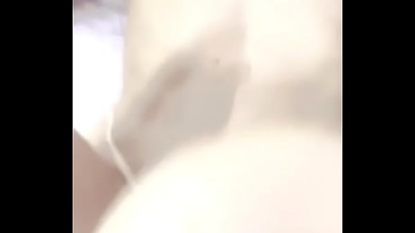 Loirinha geme enquanto &eacute; rasgada