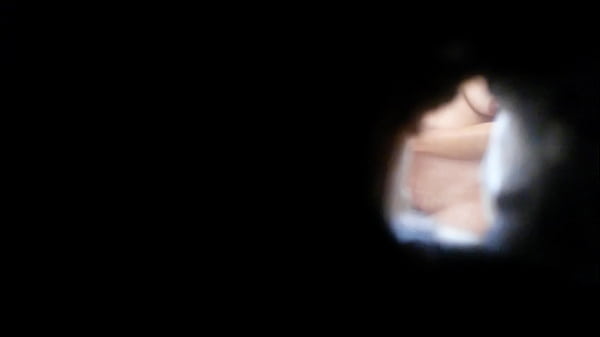 Play MP4 - Empleada ba&ntilde;andose y siendo espiada