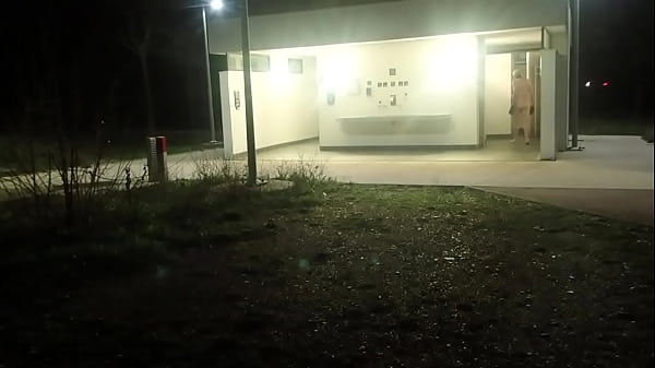 Play MP4 - exhib d'hiver dans les chiottes de l'autoroute et pinces aux tetons