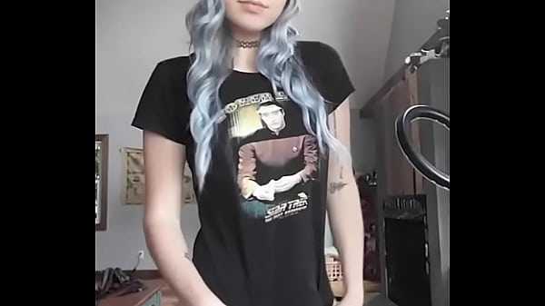 Quem &eacute_ ela? Who is she?