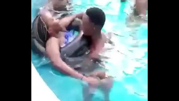 &Agrave; la piscine avec l'amie de ma s&oelig;ur 