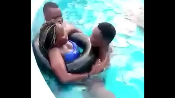 Nonton &agrave; La Piscine Avec L'amie De Ma S&oelig;ur thumbnail