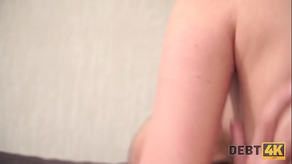 Debt4k. El pene coleccionista experimentado_le recuerda a la chica de 21 años_la deuda
