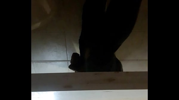 Espiando pi&ntilde;a en ba&ntilde;o 