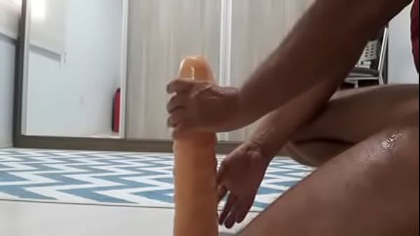 Play MP4 - Metendo 33cm consolo grosso neste rabo gostoso&comma;enfiando tudo at&eacute; o talo que del&iacute;cia &commat;&excl;&excl;&excl;&excl;