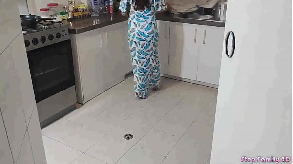 Play MP4 - Hijastra Caliente se deja Follar con su Padrastro en la Cocina cuando su mama No Esta en casa