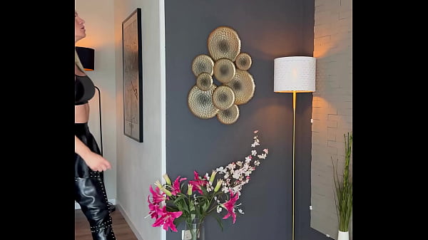 Nonton I&rsquo;m Rocking A Sleek Leather Two-piece Set With A Skirt And Top, Paired With Edgy Studded Leather Boots That Highlight E ... thumbnail