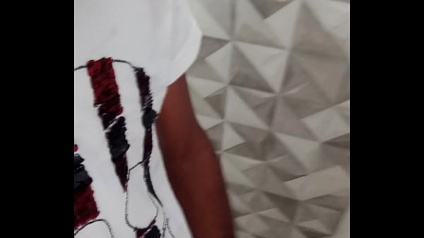 Play MP4 - Novin magrinho se masturbando no banheiro