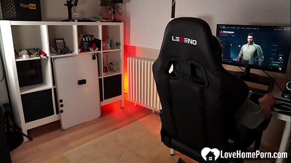 Nonton Redheaded Cuttie Trains Before Stretching thumbnail