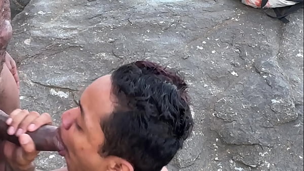 Dando Pros Dotados Na Praia De Nudismo thumbnail