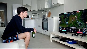 Nonton Sexo Cosplay Ardiente: Siendo Follada Frente Al Televisor. thumbnail