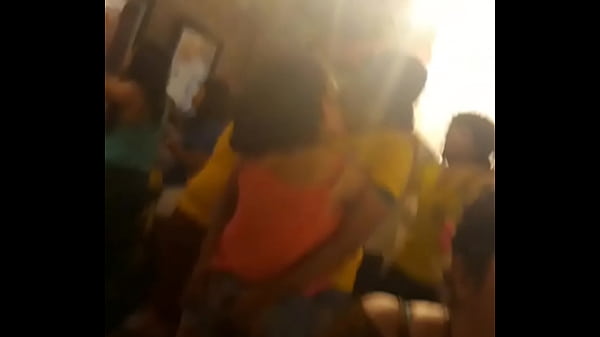 Macho sedutor cheio de tes&atilde_o seduz e tra&ccedil_a novinha safada em p&uacute_blico ao som da grande fam&iacute_lia.MP4