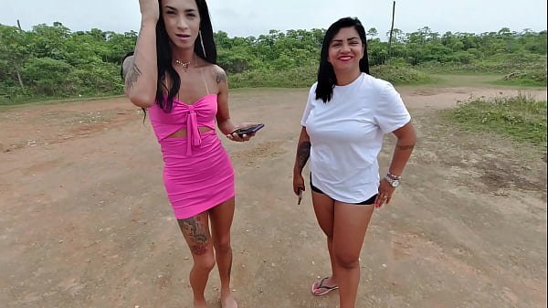 A trans fogosa Venho fazer seu primeiro porn&ocirc; na praia com casal em p&uacute;blico 