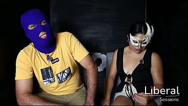 Entrevista a pareja real swinger hotwife conoce glory hole 