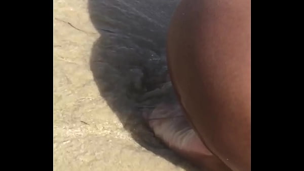 En la Playa con mis nalgas en tierra 