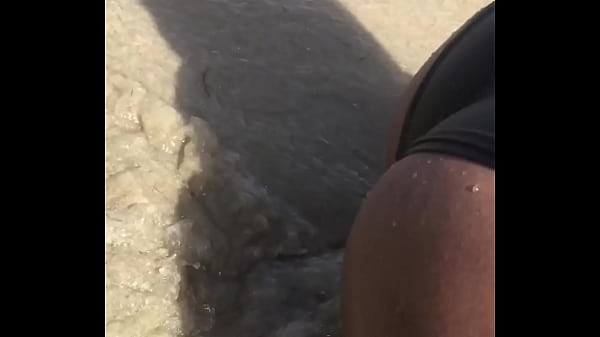 En la playa con mis nalgas en tierra 