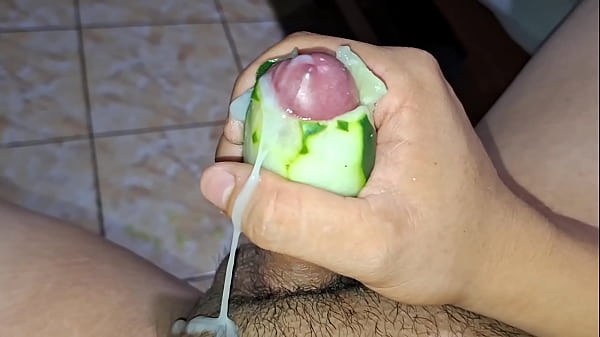 Haciéndome una_paja conun pepino