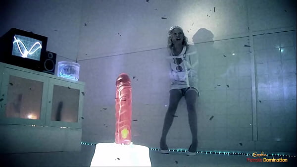 Blonde hottie loves watching a crazy chick fuck_with twoguys