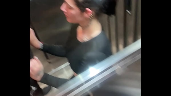 Me cruzo a mi vecina en el ascensor y me la termino cojiendo en mi casa 