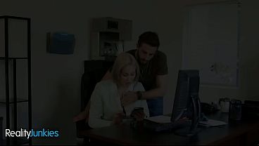 Nonton Adultmobile - Realityjunkies - Ryan Keely, Lucas Frost - Free Use Families Scene 1 - Over Worked thumbnail