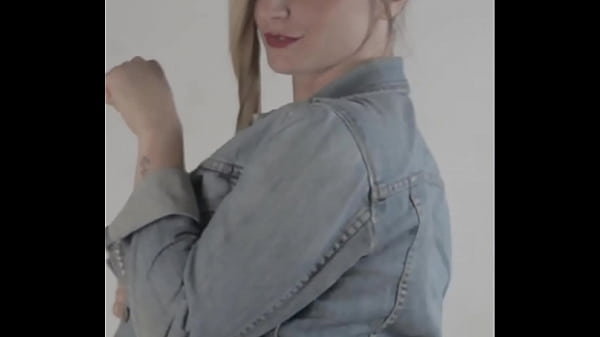 Con pollerita de cuero 