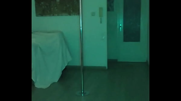 Nonton Amateur Opens The Bar, Dances And Strips Naked While People Watch Her thumbnail