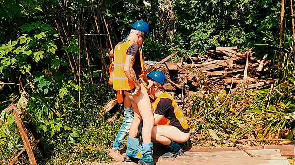 Trabalhadores S&atilde;o Fl&ccedil;agrados Fazendo Sexo Na Hora De Almo&ccedil;o E Saem Correndo. thumbnail