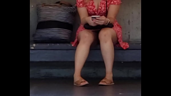 Rubia esperandoel tren